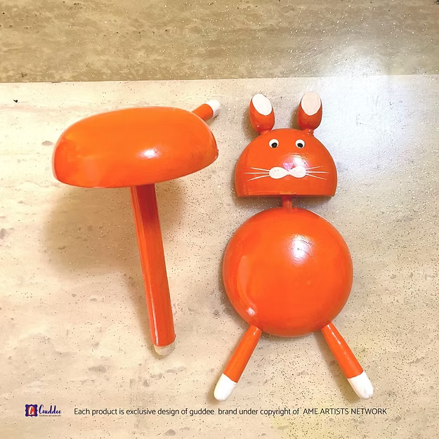 Close-up of the smooth, snag-free paper dispenser slot on Guddee's premium handcrafted orange cat accessory organizer.