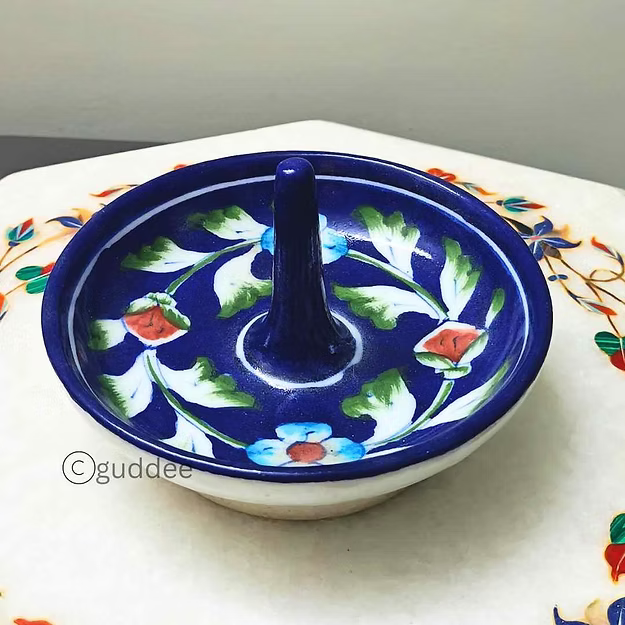 Close-up of the traditional hand-painted motifs and rich dark blue glaze on an authentic quartz ceramic jewelry stand.
